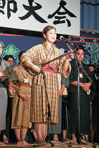 情感豊かに小浜節を歌い上げる最優秀賞の宮良あゆみさん＝3日夜、小浜公民館