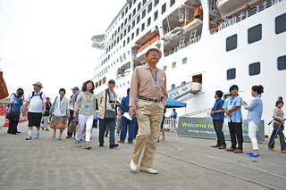 八重山観光を楽しもうと下船するサン・プリンセス号の乗客＝３日午前、石垣港