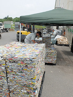 飲料缶以外の缶類の資源化が始まり、搬入量が増えている缶類＝２日午後、石垣市一般廃棄物最終処分場