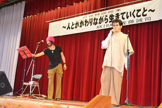 人との出会いの大切さを訴えたＡＫＩＲＡさん（左）と佐藤誠司さん＝25日午後、石垣第二中学校