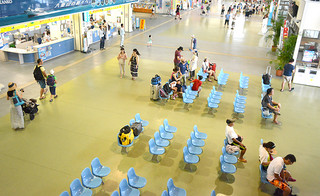 台風の影響による欠航便で閑散とした離島ターミナル＝23日午前