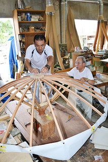みょうら旗頭の復元作業を行っている宮良長吉さん（右）と長安さん親子＝22日午前、石垣市新川の宮長製作所
