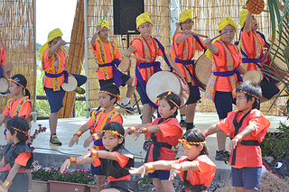 にぎやかにエイサーを繰り広げ祭を盛り上げた小浜小学校の児童たち