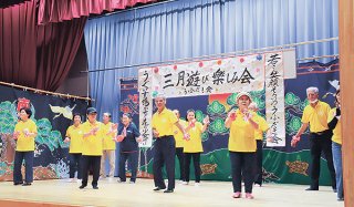 「きよしのズンドコ節」を踊る石垣市第1民生委員・児童委員協議会員
