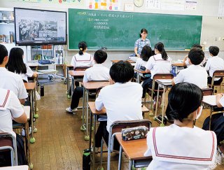 県のこども計画策定に向けて3年生の生徒らがウェブアンケートに答えた＝4日午後、大浜中学校