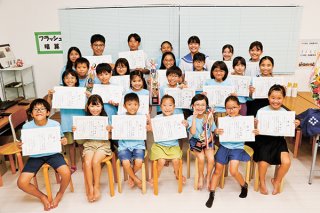全沖縄珠算選手権大会で入賞を果たしたメンバーら＝９日夜、そろばん教室３４６