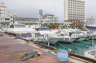 台風の接近に伴い、午後の全便が欠航し、港に停泊する船舶＝23日午後、石垣港
