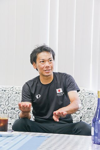 パリ五輪に向けた抱負を語る新城幸也選手＝6月25日、八重山毎日新聞社