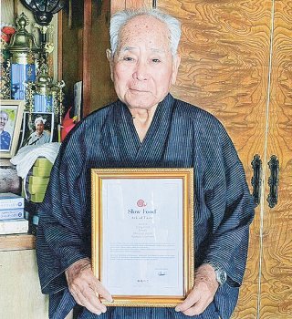 「味の箱舟登録食品」の認定証を手にする前本隆一さん（提供）