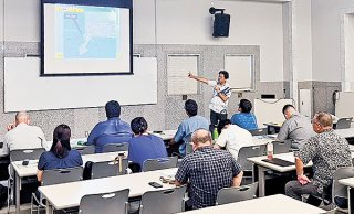 来年に迎える戦後80年に向け八重山地区中学校社会科教育研究会が企画・実施した自主研修。県平和祈念資料館職員の講話を聴く＝3日午後、県平和祈念資料館（提供）