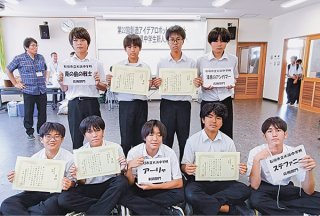 創造アイデアロボットコンテスト沖縄県新人大会で２部門を制した大浜中学校の生徒ら