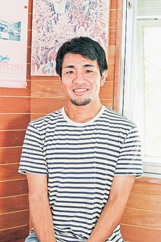 住民運動の原動力には"地域"があると話す石垣市住民投票を求める会代表の金城龍太郎さん＝2023年11月2日、金城さん宅