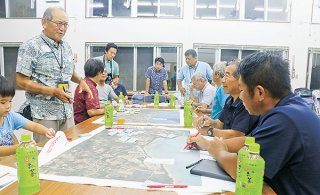 農地の有効活用へ意見を出し合う伊野田地区の住民ら＝8月30日夜、伊野田公民館