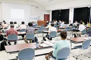 石西礁湖自然再生全体構想行動計画に基づいた各部会の活動報告や意見交換などが行われた石西礁湖自然再生協議会＝6日午後、八重山合同庁舎大会議室