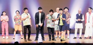 観光課題などをテーマにしたお笑いライブを開いた㈱オリジンｌｉｌの芸人ら＝23日午後、市民会館大ホール