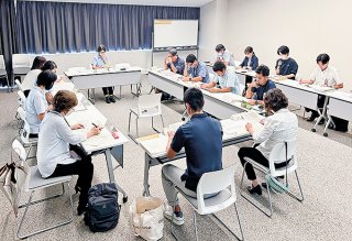 第3期石垣市子ども・子育て支援事業計画策定に向けて開催された市子ども・子育て会議＝27日午後、市役所大会議室