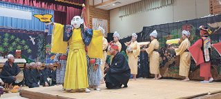 小浜島の結願祭で入場する北村の弥勒神（メーラク）＝3日午前、小浜公民館（小浜通信員撮影）