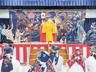 台風の影響で公民館で行われた祖納の「節祭」＝3日午後、祖納公民館（曽根田容子西部通信員撮影）