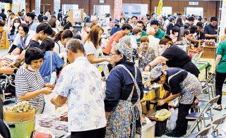 多くの来場者でにぎわう八重山の産業まつり＝5日午前、市総合体育館メインアリーナ