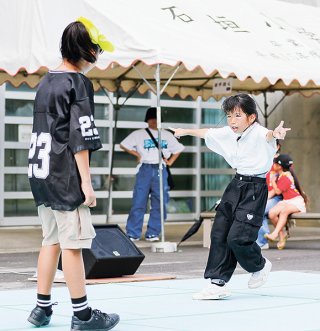 ＨＩＰＨＯＰダンスバトルでキレのあるダンスを披露する小学生ら＝6日午前、石垣市中央運動公園