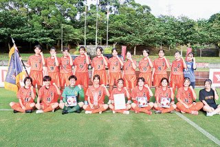 琉球ダイハツカップ第35回沖縄県高校女子サッカー選手権大会で優勝し、全国大会出場を決めた八重山高校主体の6校合同チーム＝6日午後、西原町民陸上競技場