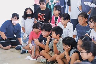 横笛作りに挑戦する大浜小5年生の児童ら＝8日午後、大浜小学校