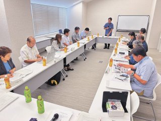 博物館の基本理念案や事業活動案の審議、建設予定地の検討などが行われた第1回石垣市立八重山博物館基本計画等策定委員会＝10日午後、市役所大会議室