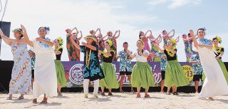 自由参加の「メレフラタイム」で楽しそうに踊る人たち＝13日午後、南ぬ浜町人工ビーチ