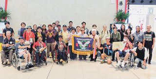 第60回沖縄県身体障害者スポーツ大会で18年ぶりの総合優勝を飾った八重山福祉地区選手団＝13日夕、新石垣空港