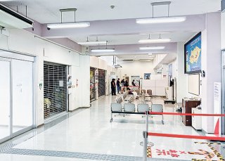 全便欠航となり、売店のシャッターも下りたままの与那国空港＝24日午前