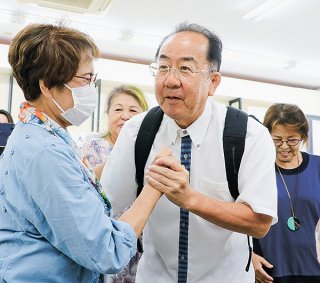 石垣市の支持者らに感謝する西銘恒三郎氏＝28日午前、石垣市浜崎町の事務所