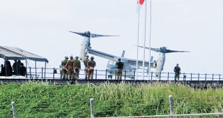 左右に揺れる陸自オスプレイ。その後、左翼下部が地面に接触して損傷した＝27日午前11時38分ごろ、与那国駐屯地内（基地いらないチーム石垣提供）