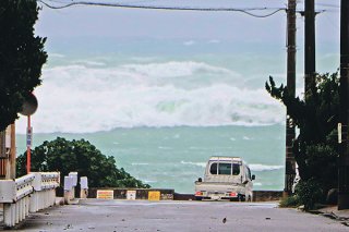 台風21号の影響でうねりを伴いながら荒れる海＝10月31日、大浜