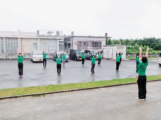 ラジオ体操の日にちなみ特別開催された体操会の参加者＝１日午前６時半すぎ、真栄里公園