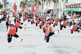 53団体1800人余りが行列をつくった市民大パレードのとりを務めた琉球國祭り太鼓＝3日午後、旧市役所前