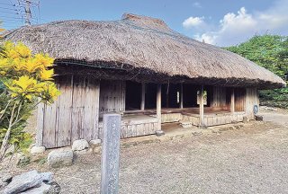 カヤのふき替え作業が6年ぶりに行われた県指定有形文化財「新盛家」。後継者も知識や技術を蓄えた＝10月、西表島祖納