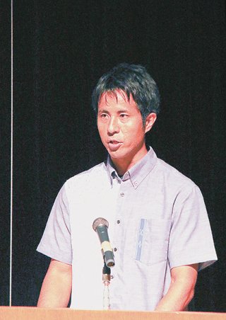 プロジェクト発表で最優秀賞に輝いた池村さん＝8日午後、県男女共同参画センターてぃるる