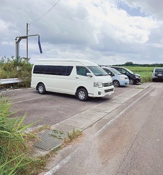 空港近くの農業用給水施設で営業しているレンタカー事業者（石垣市農業委員会提供）