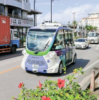 自動運転ＥＶバスの試乗体験会で730交差点付近を走行するバス＝11日午前