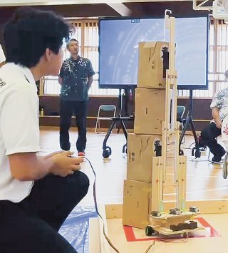 127㌢を積み上げ、2位に圧倒的な差をつけて優勝したサザンゲートブリッジ＝3日、豊崎中学校（提供）