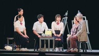 演劇「あの夏の絵」のラストシーン。生徒ら（左側）と被爆者が語り合う＝13日午後、市民会館大ホール