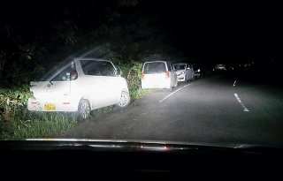 西表島相良でヤエヤママルバネクワガタを採集するため、路上駐車するレンタカー（提供）