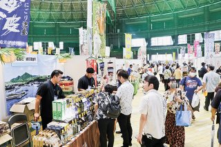 離島フェア2024が開幕。多くの店舗がブースを展開している＝15日午前、沖縄セルラーパーク那覇