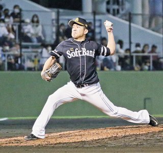 地元沖縄で行われた西武対ソフトバンクの一戦で力投する嘉弥真新也＝2022年5月19日、沖縄セルラースタジアム那覇