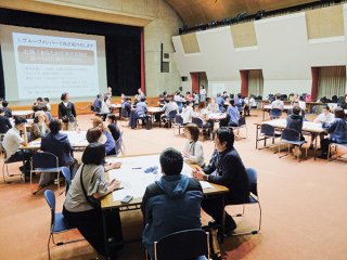 困りごと事例について自分にできることを出し合う参加者＝２０日午前、市民会館中ホール