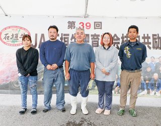 最優秀賞を獲得した八重山アップミートの金嶺圭昇場長（中）、優秀賞に選ばれヤイマ・ブリーダー・ランチ従業員の嶺岸寛子さん（右）、優良賞となったＪＡおきなわ八重山肥育センターの平良蓮場長＝22日午前、八重山食肉センター