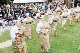 種子取祭の庭の芸能で「ジッチュ」を奉納する玻座真西集落の女性ら＝22日午前、世持御嶽