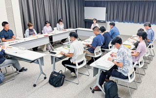 第3期石垣市子ども・子育て支援事業計画策定に向けて開催された市子ども・子育て会議＝25日午後、市役所大会議室