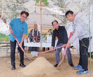 工事の安全を祈願して行われたくわいれ＝26日午前、伊原間中学校プール横