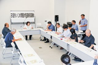 石垣市いじめ問題対策連絡協議会で市内小中学校のいじめの実態などについて話し合う委員ら＝２８日午前、市役所